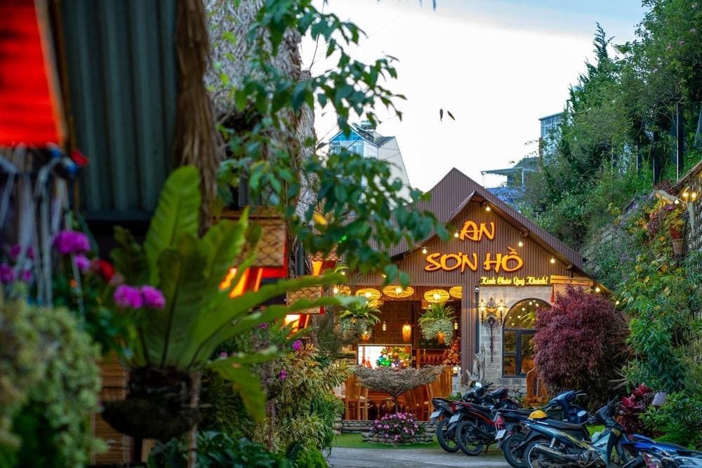 An Sơn Hồ Đà Lạt là một khu du lịch sinh thái độc đáo, mang đậm nét mộc mạc và yên bình (Nguồn: Fanpage An Sơn Hồ)